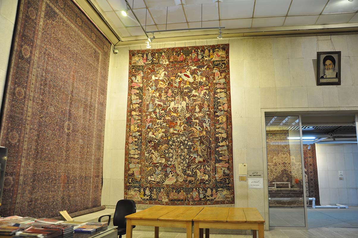 نمایش فرش های اهدایی در موزه فرش